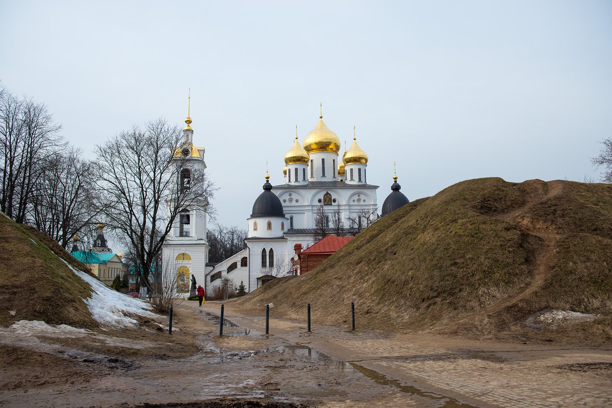 Успенский собор и колокольня Дмитровского кремля